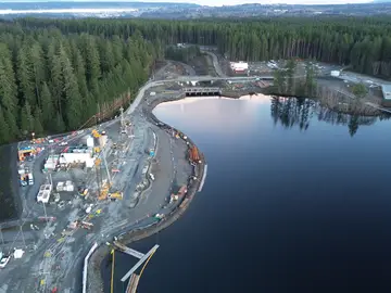 Seismic upgrades included the construction of a plastic concrete cut-off wall on the Middle Earth-fill Dam. Bauer utilized two MC 96 machines with a hydraulic grab and cutter to excavate the new primary seepage barrier.